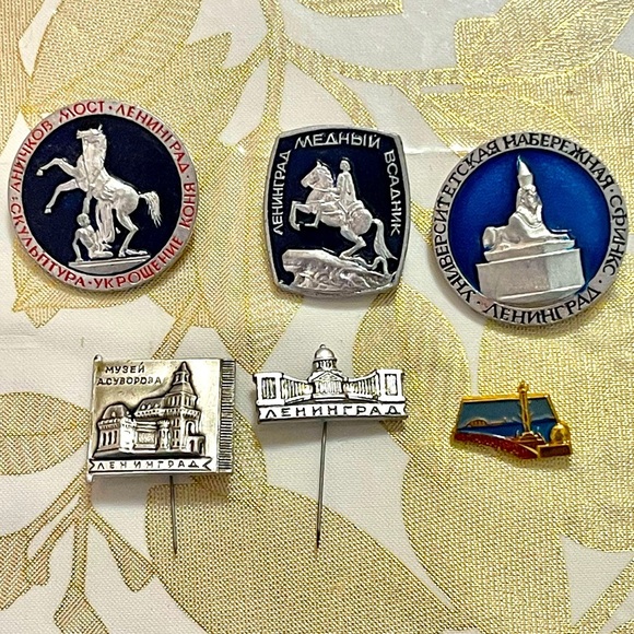 VTG Set / Lot Of 6 Soviet Pins Badges Leningrad Monuments  Museum USSR - Picture 1 of 3